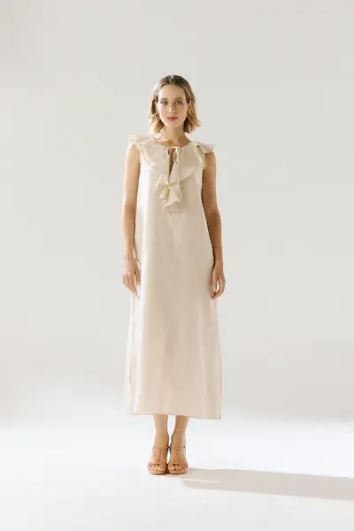 Vestido Linho Babados Decote e Fenda