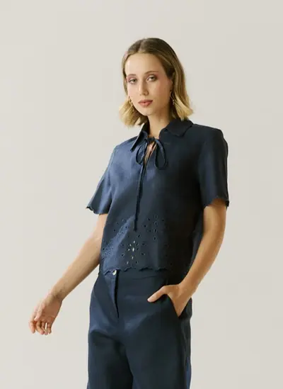 Blusa Linho Mangas Curtas Bordado