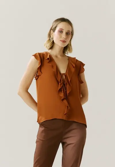 Blusa Babados Decote e Mangas