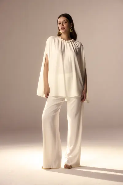 Conjunto Calça e Blusa Ampla com Bordado Decote