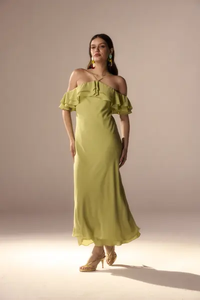 Vestido Midi Alças e Babados
