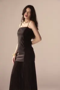 Vestido Alças com Saia Plissada