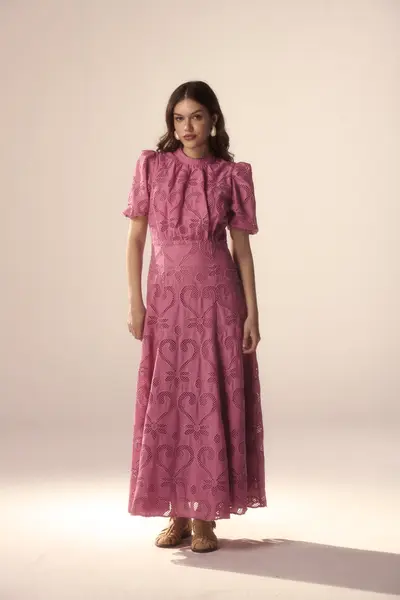 Vestido Bordado Decote Alto Mangas Curtas