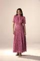 Vestido Bordado Decote Alto Mangas Curtas