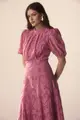 Vestido Bordado Decote Alto Mangas Curtas