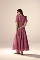Vestido Bordado Decote Alto Mangas Curtas