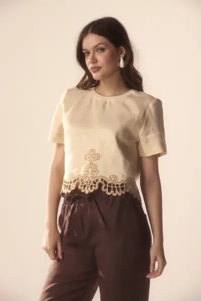 Blusa Linho Bordado Barra e Detalhe Tricot