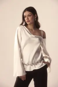 Blusa Decote Assimétrico Manga Longa Cetim