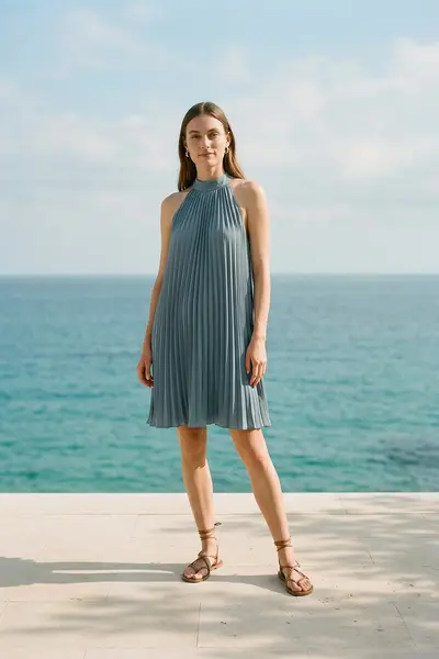 Vestido Plissado Gola Alta