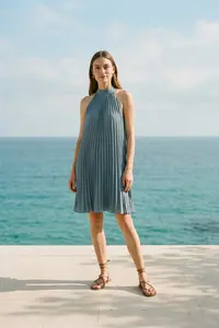 Vestido Plissado Gola Alta