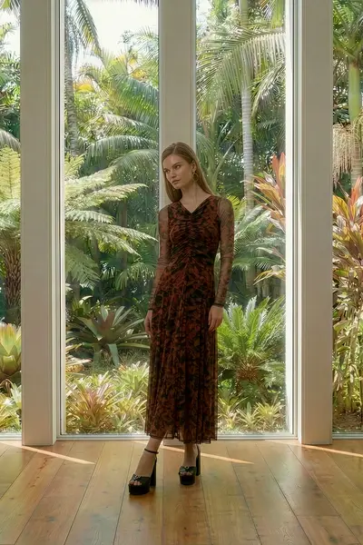 Vestido Tule Drapeado e Mangas Longas