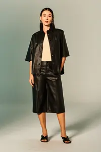Bermuda Couro com Bolsos