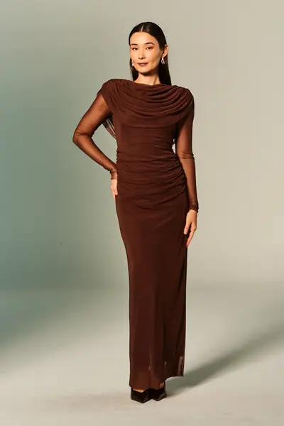 Vestido Mangas Drapeados e Sobreposição Tule