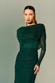 Vestido Mangas Drapeados e Sobreposição Tule