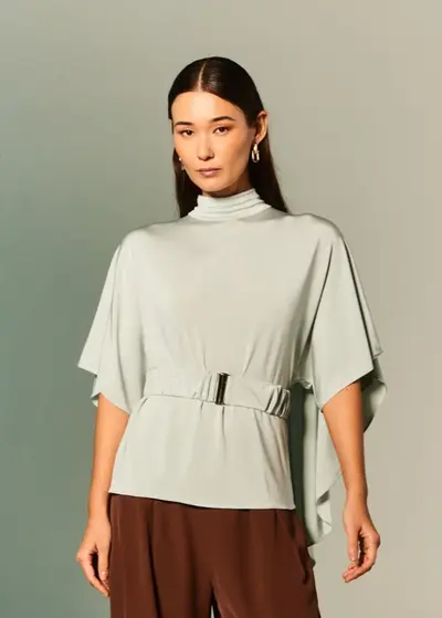 Blusa Gola Alta Com Capa E Cinto