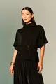 Blusa Gola Alta Com Capa E Cinto