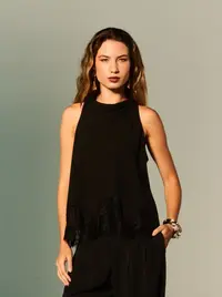 Blusa Decote Degagê Detalhe Renda