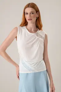 Blusa Malha Detalhes Renda