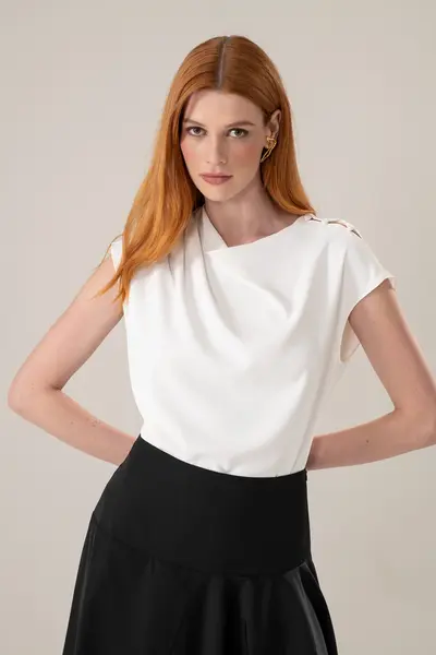 Blusa Detalhes Pregas E Botões