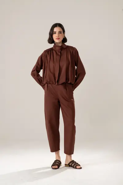 Calça Acetinada Com Bolsos