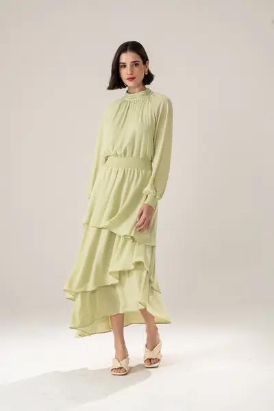 Vestido Gola Alta Babados Saia E Manga Longa